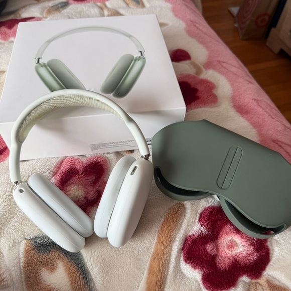 Apple AirPods Max in White and Green
